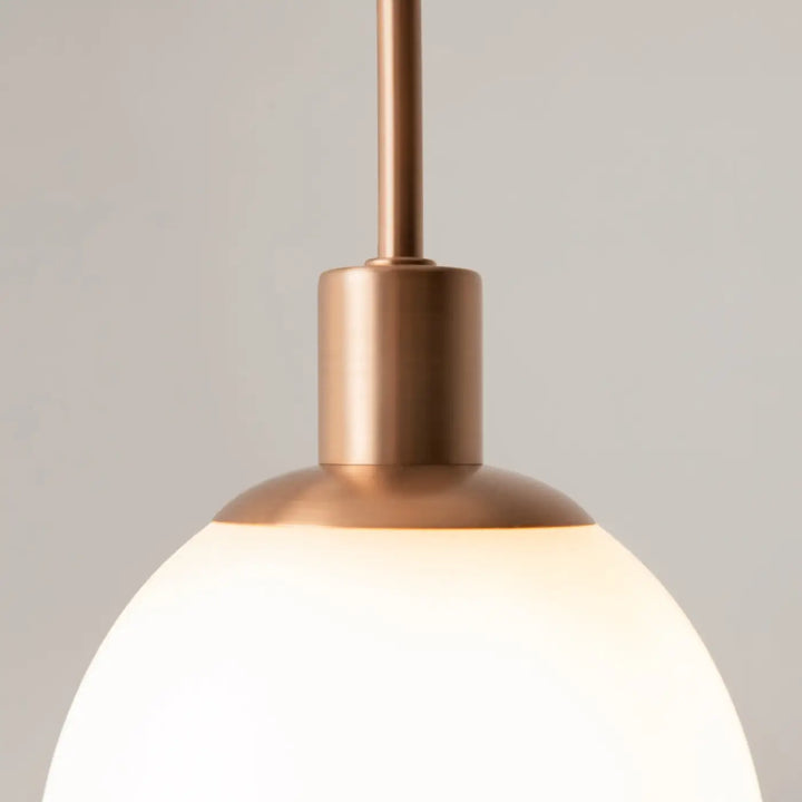 Suspension luminaire erich art déco en laiton chaud avec dôme en verre soufflé pour une lumière douce