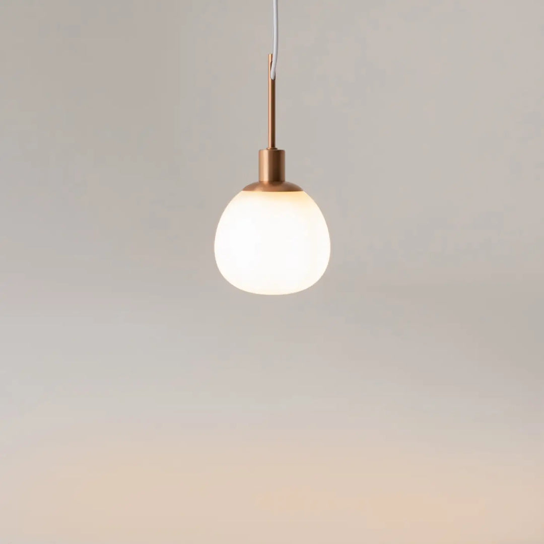 Suspension luminaire erich globe avec globe en verre soufflé et tige en métal finition laiton pour lumière douce art déco