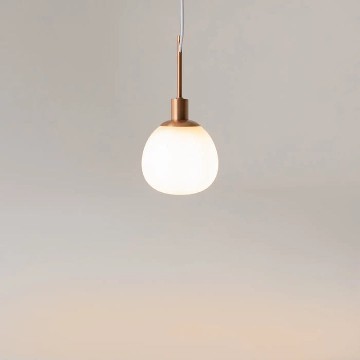 Suspension luminaire erich globe avec globe en verre soufflé et tige en métal finition laiton pour lumière douce art déco
