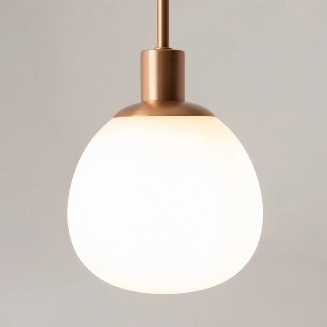Suspension luminaire erich art déco cuivre avec globe en verre soufflé pour une lumière douce et élégante