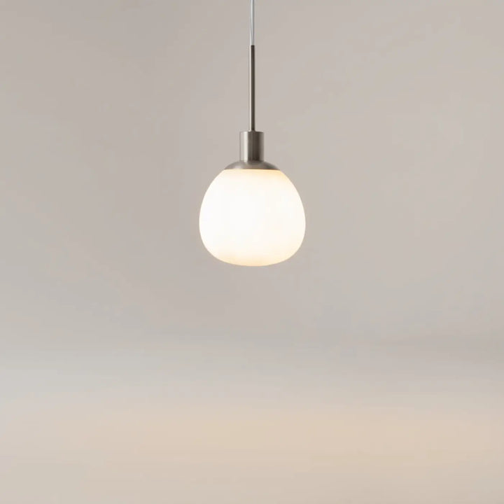 Suspension luminaire erich globe avec globe en verre soufflé et tige métallique brossée pour une lumière douce art déco