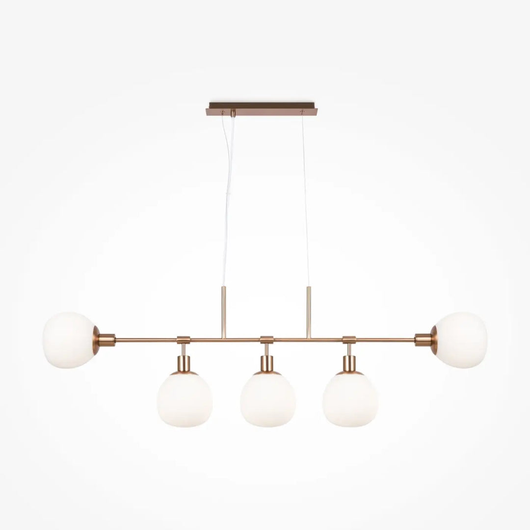 Suspension luminaire erich linéaire en cuivre avec quatre globes en verre dépoli, idéale au-dessus d’une table