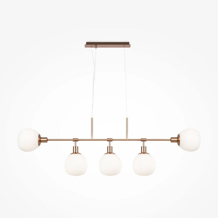 Suspension luminaire erich linéaire en cuivre avec quatre globes en verre dépoli, idéale au-dessus d’une table