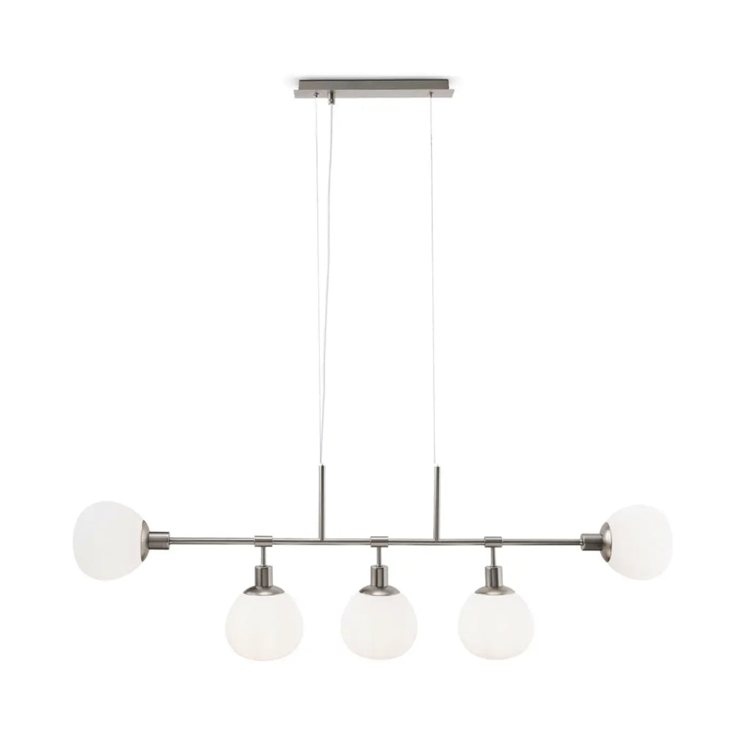 Suspension luminaire erich linéaire en nickel brossé moderne avec quatre globes en verre dépoli au-dessus d’une table