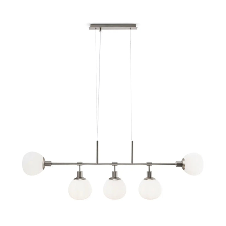 Suspension luminaire erich linéaire en nickel brossé moderne avec quatre globes en verre dépoli au-dessus d’une table