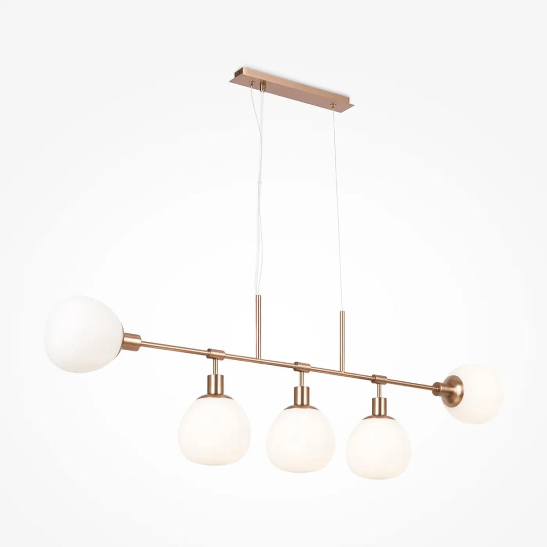 Suspension luminaire erich linéaire en laiton avec quatre globes en verre dépoli idéale au-dessus d’une table