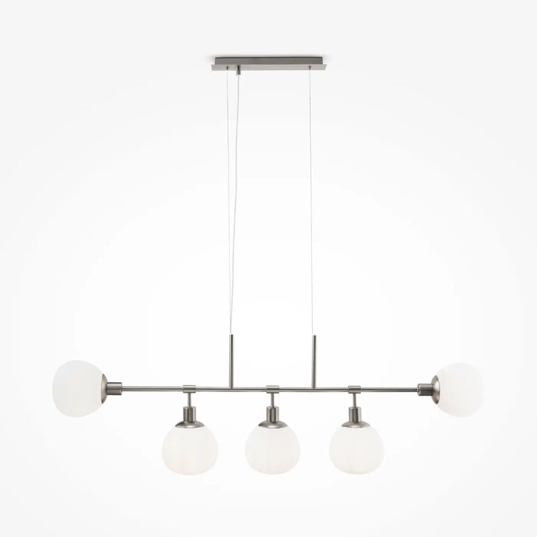 Suspension luminaire erich linéaire en nickel brossé moderne avec quatre globes en verre dépoli au-dessus d’une table