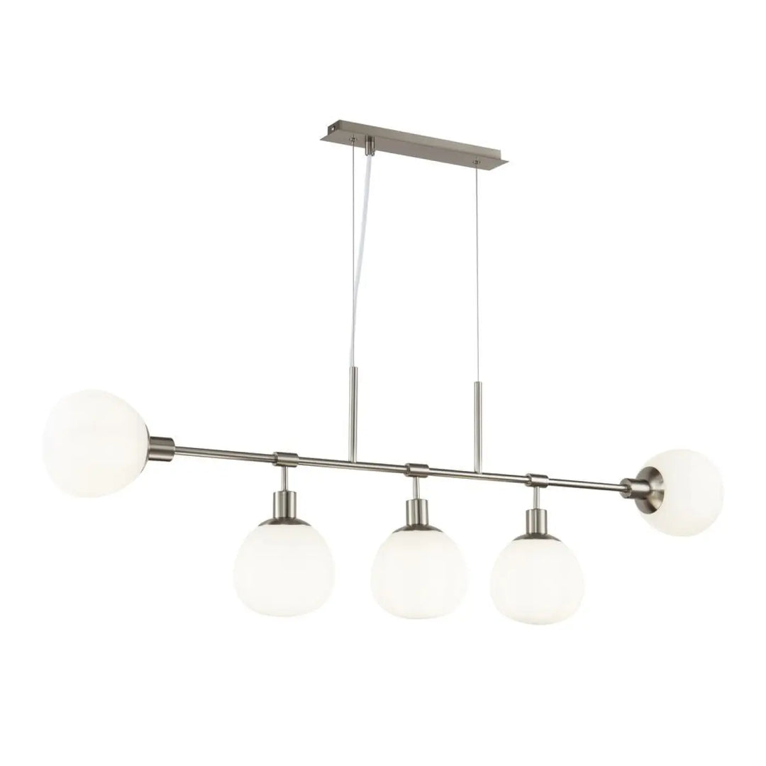Suspension luminaire erich en nickel brossé moderne avec quatre globes en verre dépoli au-dessus d’une table