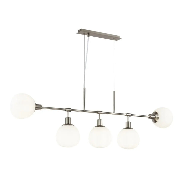 Suspension luminaire erich en nickel brossé moderne avec quatre globes en verre dépoli au-dessus d’une table