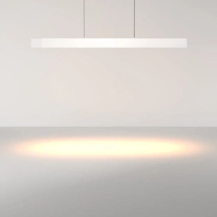Suspension luminaire euphoria linéaire blanche minimaliste avec led linéaire et lift intégré au-dessus d’une table