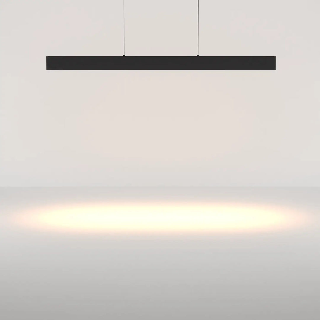 Suspension luminaire euphoria linéaire noir avec led linéaire et lift intégré, idéal au-dessus d’une table pour ambiance chaleureuse