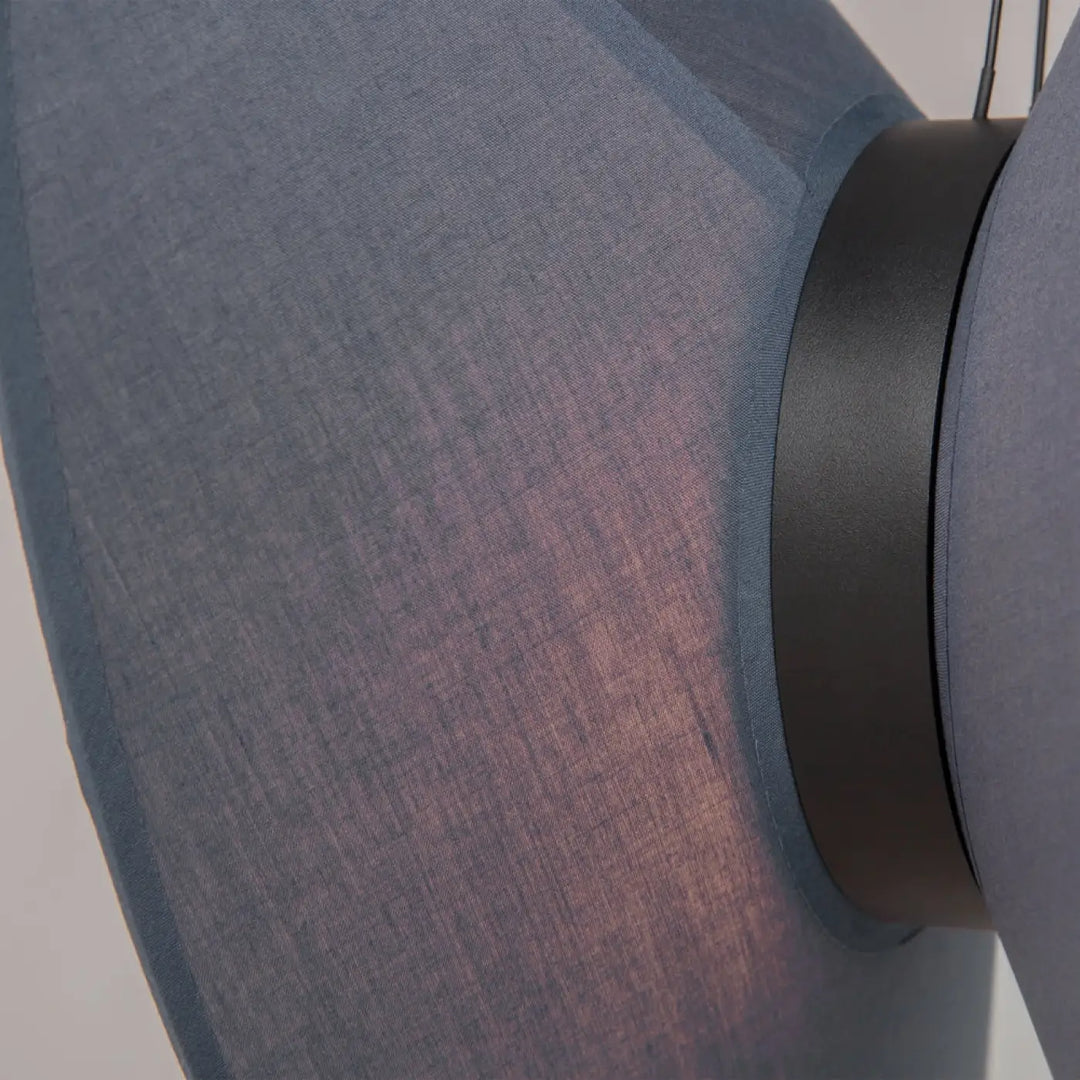 Suspension evolution double abat-jour avec abat-jour en tissu gris foncé et bande métallique noire mate led intégrée