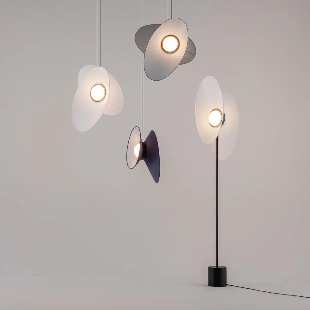 Suspension evolution double abat-jour avec leds intégrées et abat-jours métalliques superposés blancs et gris foncé
