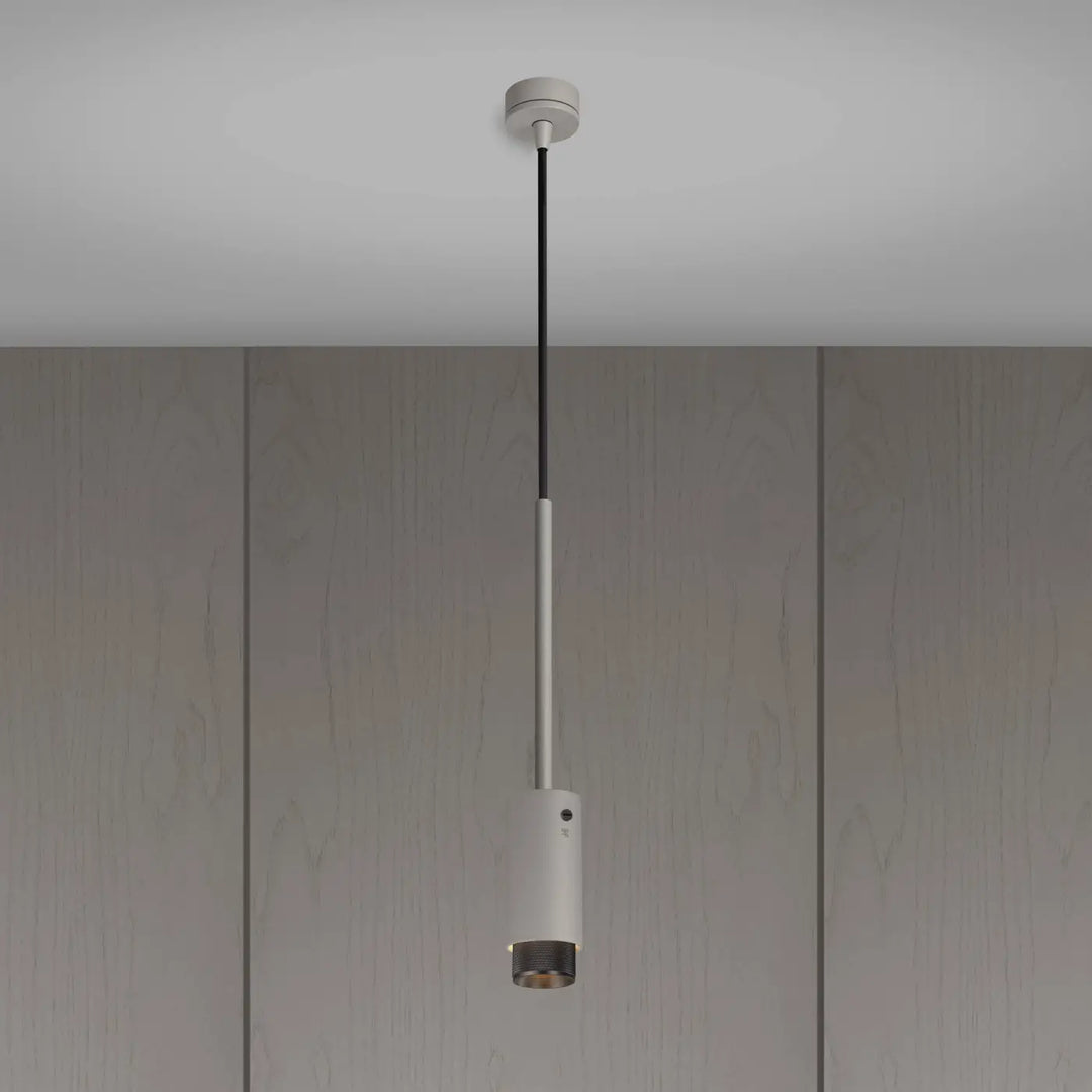 Suspension Exhaust à gravure quadrillée en aluminium coloris Pierre et détails en bronze fumé #couleur_gris