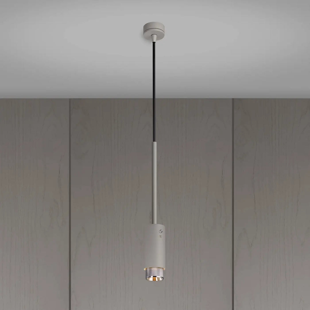 Suspension Exhaust à gravure quadrillée en aluminium coloris Pierre et détails en acier #couleur_argent