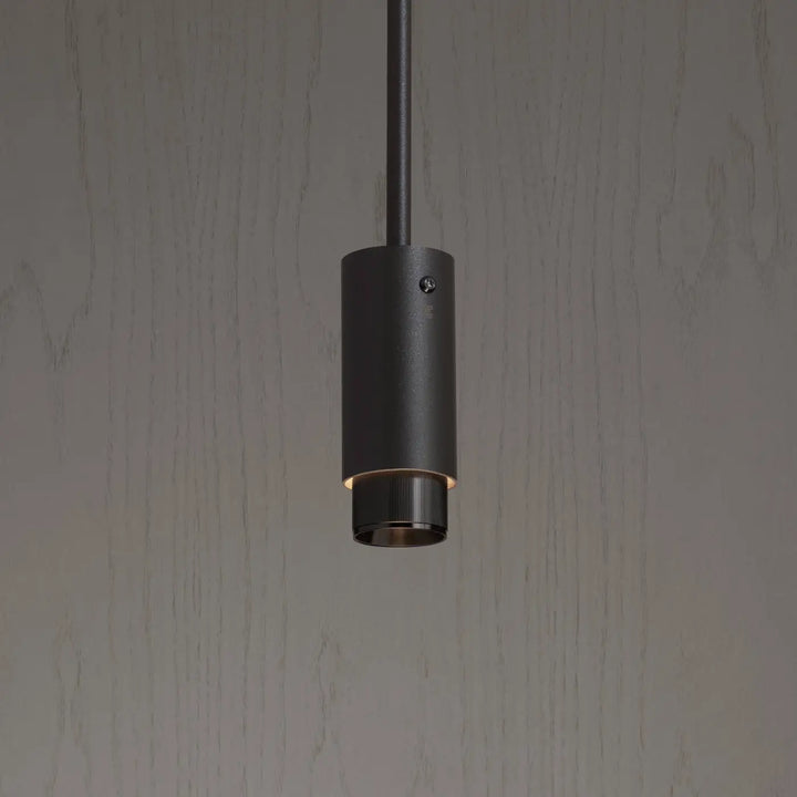 Détail de la suspension Exhaust Graphite finition grise, allumée #couleur_gris