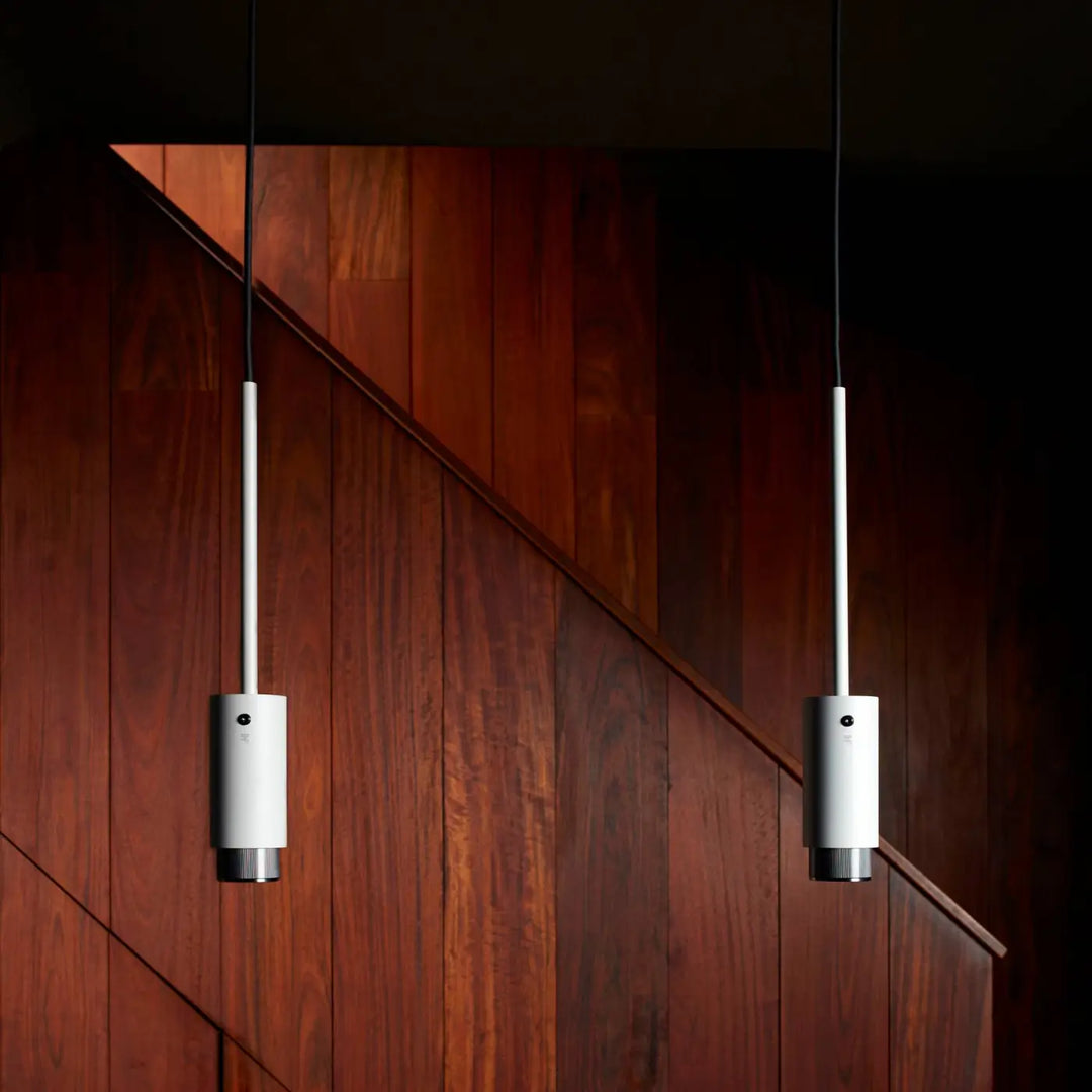 Suspension Exhaust Graphite finition acier dans un intérieur #couleur_argent