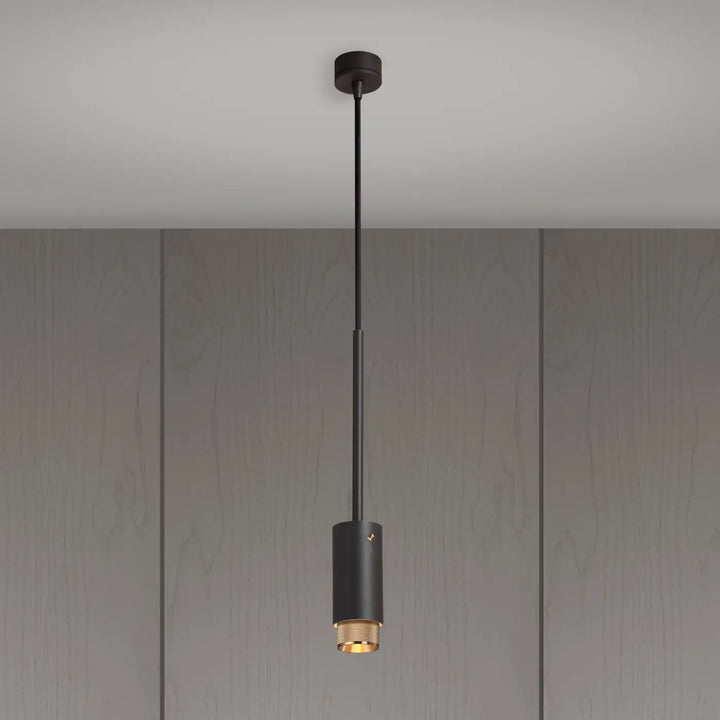 Suspension Exhaust à gravure quadrillée en aluminium graphite et détails en laiton #couleur_dor