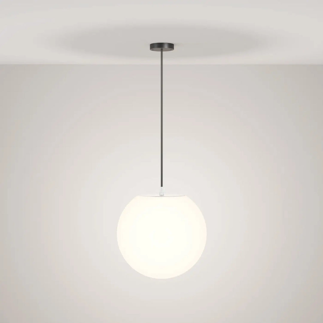 Suspension luminaire erda avec globe opalin en verre dépoli et monture noire en métal pour suspension extérieure
