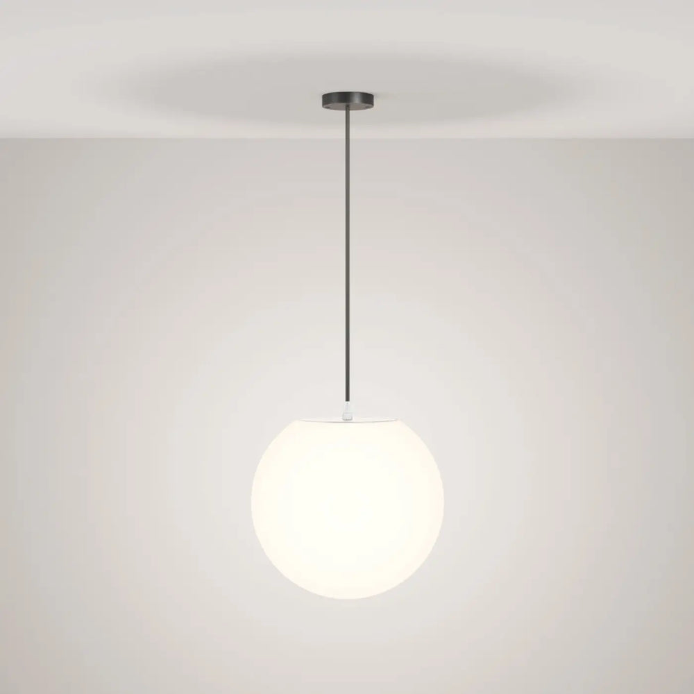 Suspension luminaire erda avec globe opalin en verre dépoli et monture noire en métal pour usage extérieur