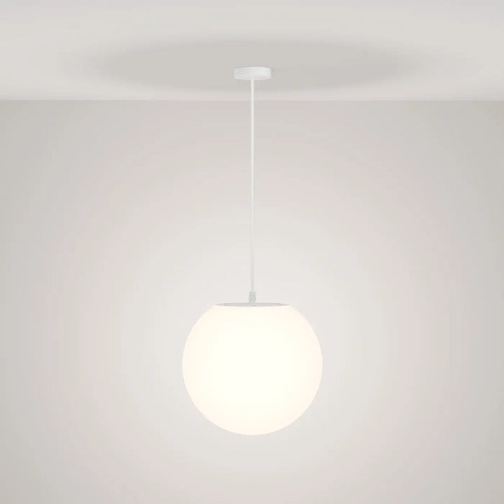 Suspension luminaire erda globe opalin en verre dépoli blanc avec monture noire et câble fin pour suspension extérieure