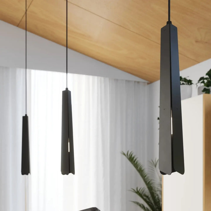 Suspension Luminaire noir allumée, vue rapprochée