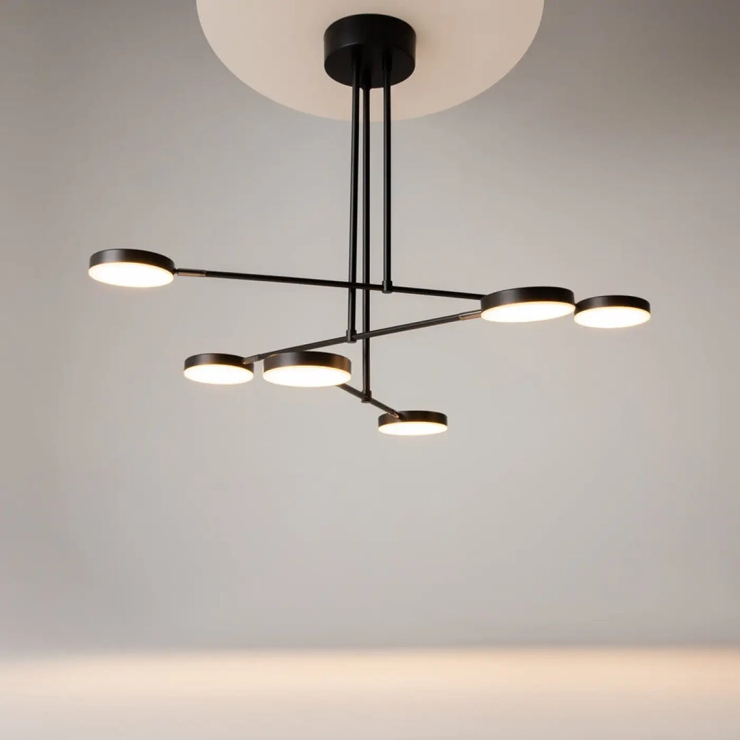 Suspension fad en métal noir avec six bras articulés et six diffuseurs en verre dépoli disposés en motif géométrique