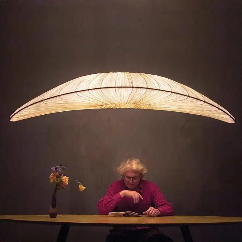 Suspension Feuille Courbée Design Moderne Éclairage Chaud


