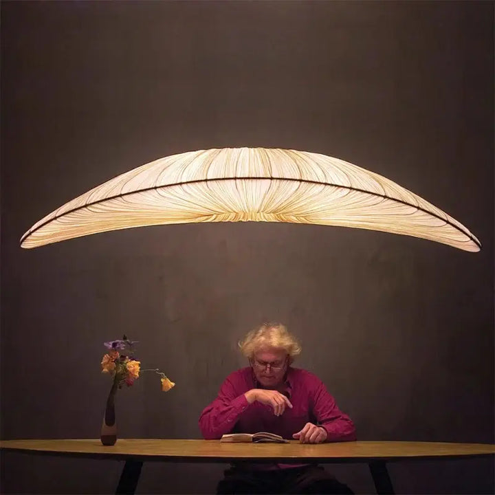 Suspension Feuille Courbée Design Moderne Éclairage Chaud


