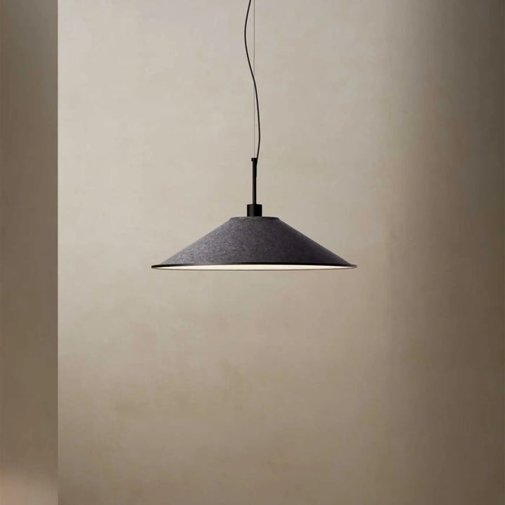 Suspension Shoemaker en feutre gris anthracite dans un intérieur #couleur_gris_anthracite