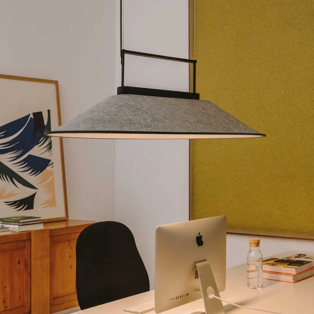 Ambiance avec la suspension Shoemaker en feutre gris clair #couleur_gris_clair
