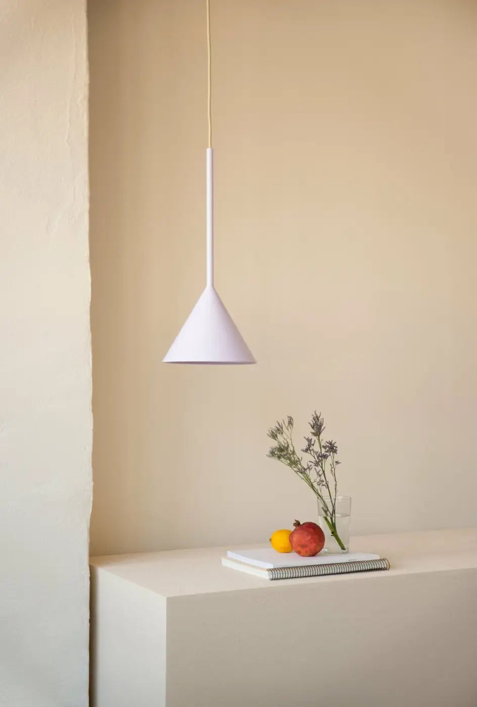 Suspension Figura Cone lilas de Schneid Studio #couleur_violet