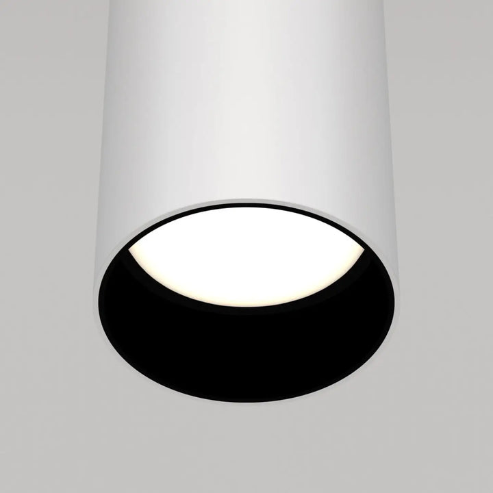 Suspension focus cylindre avec tube fin au-dessus d’un îlot, lumière circulaire blanche extérieure et intérieur noir