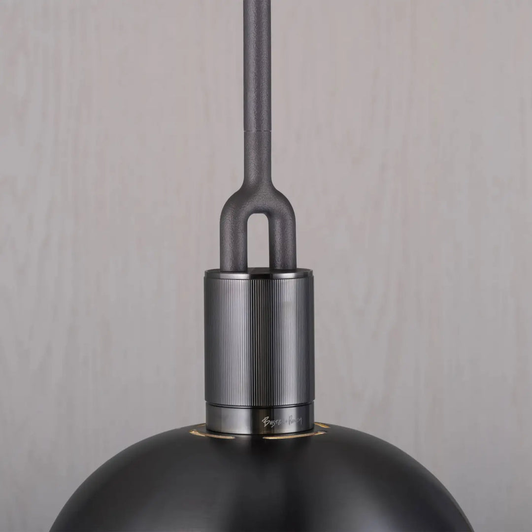 Suspension Forked Medium en finition grise avec abat-jour en métal et globe en verre fumé #couleur_gris
