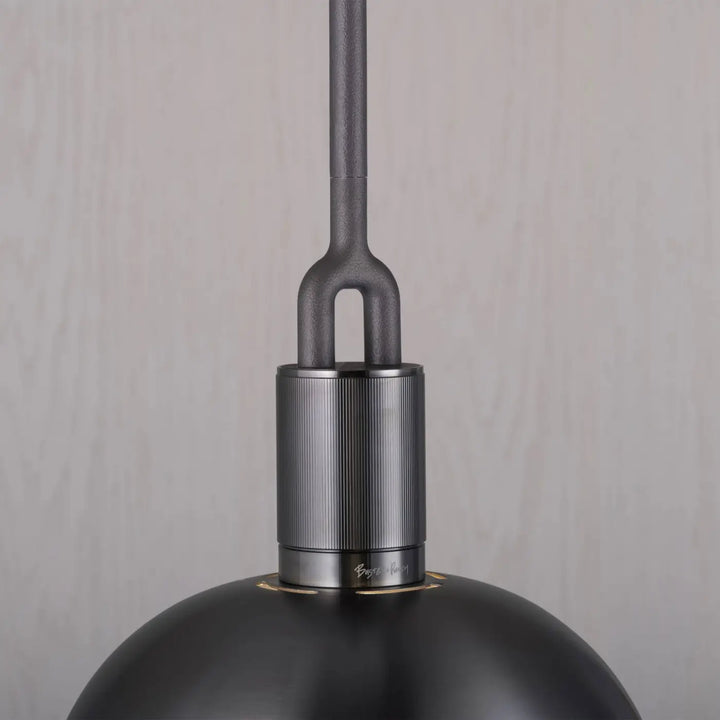 Suspension Forked Medium en finition grise avec abat-jour en métal et globe en verre fumé #couleur_gris