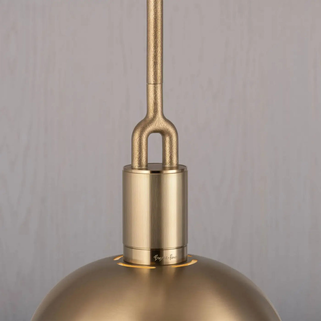 Suspension Forked Large en finition laiton avec abat-jour en métal et globe en verre fumé #couleur_dor