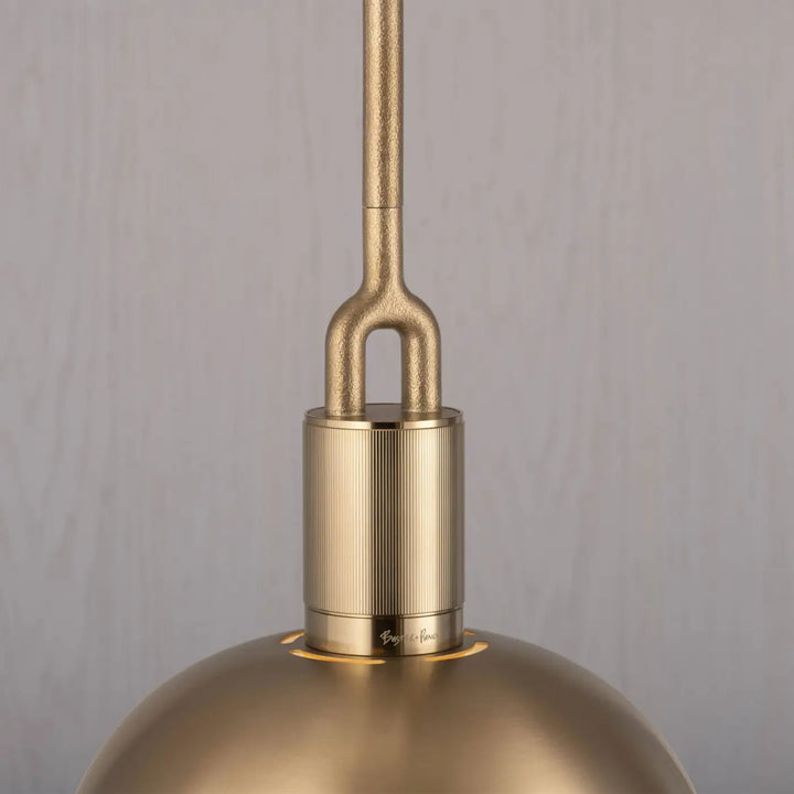 Suspension Forked Large en finition laiton avec abat-jour en métal et globe en verre fumé #couleur_dor