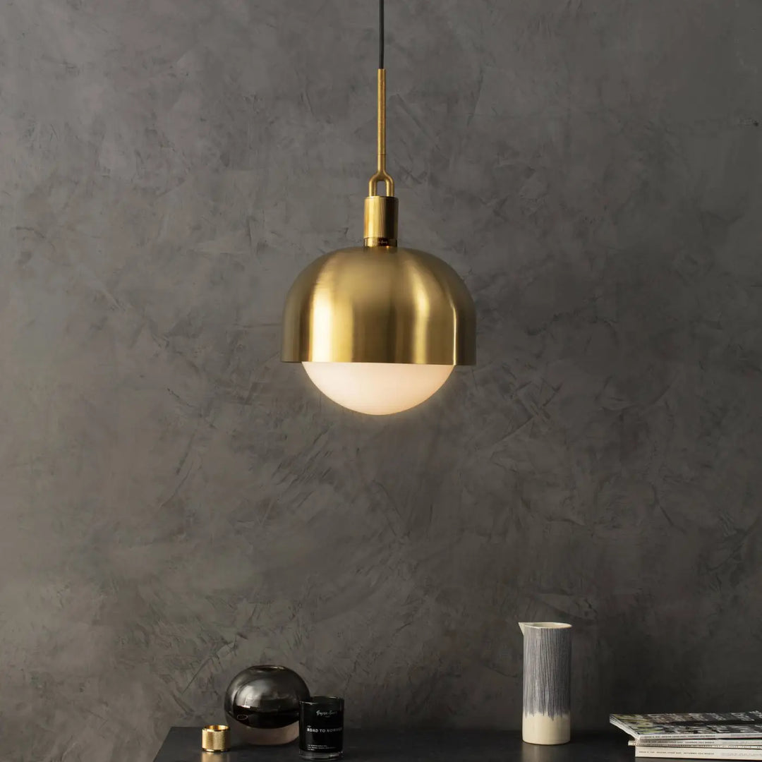 Suspension Forked à abat-jour et globe dans un salon #couleur_dor