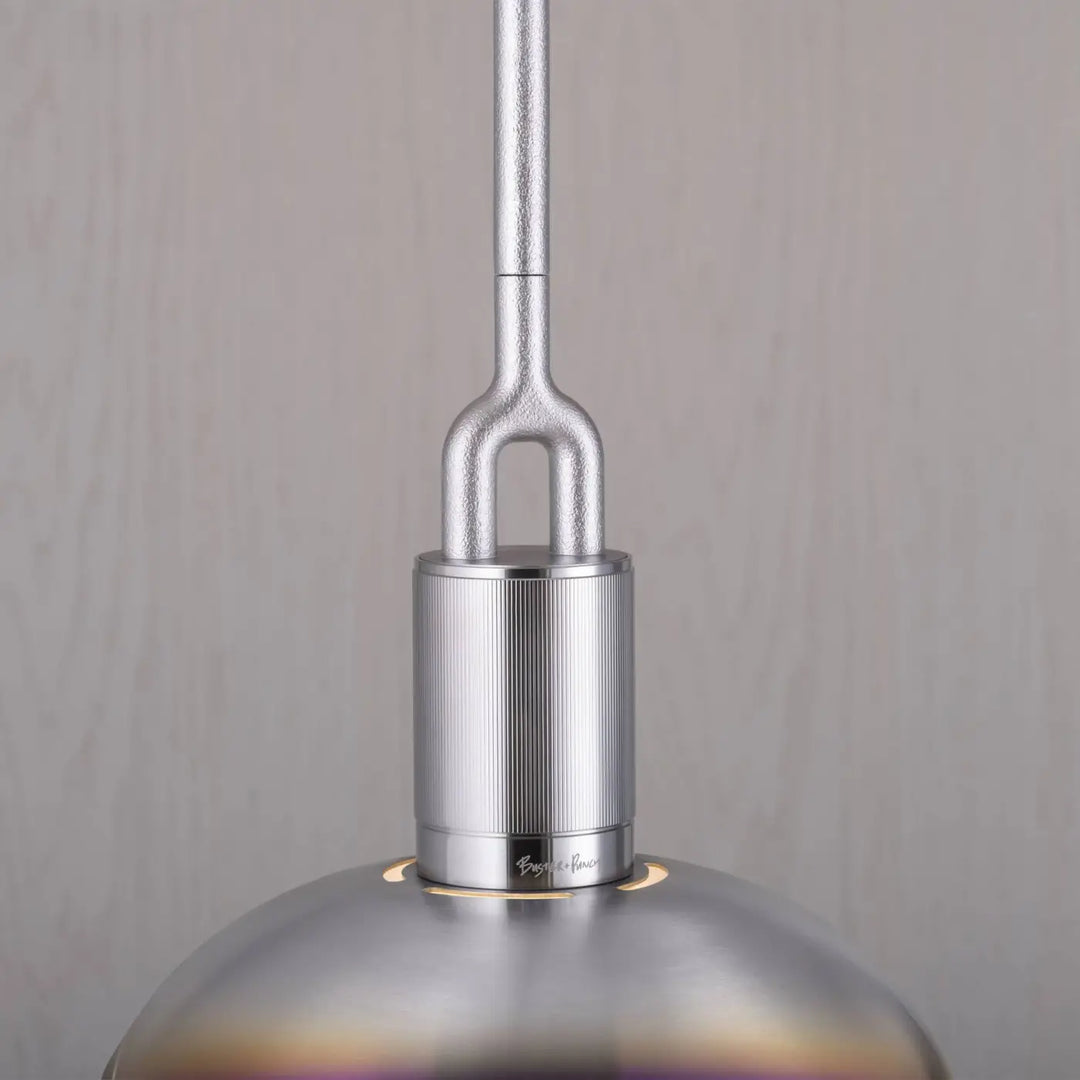 Suspension Forked Medium en finition acier brûlé avec abat-jour en métal et globe en verre opale #couleur_multicolore