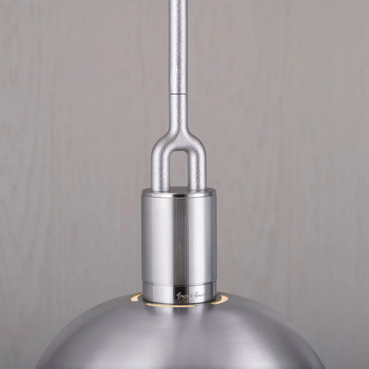 Suspension Forked Large en finition acier avec abat-jour en métal et globe en verre opale #couleur_argent