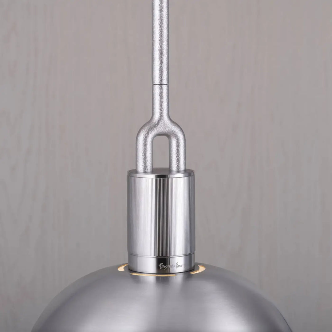 Suspension Forked Medium en finition acier avec abat-jour en métal et globe en verre opale #couleur_argent
