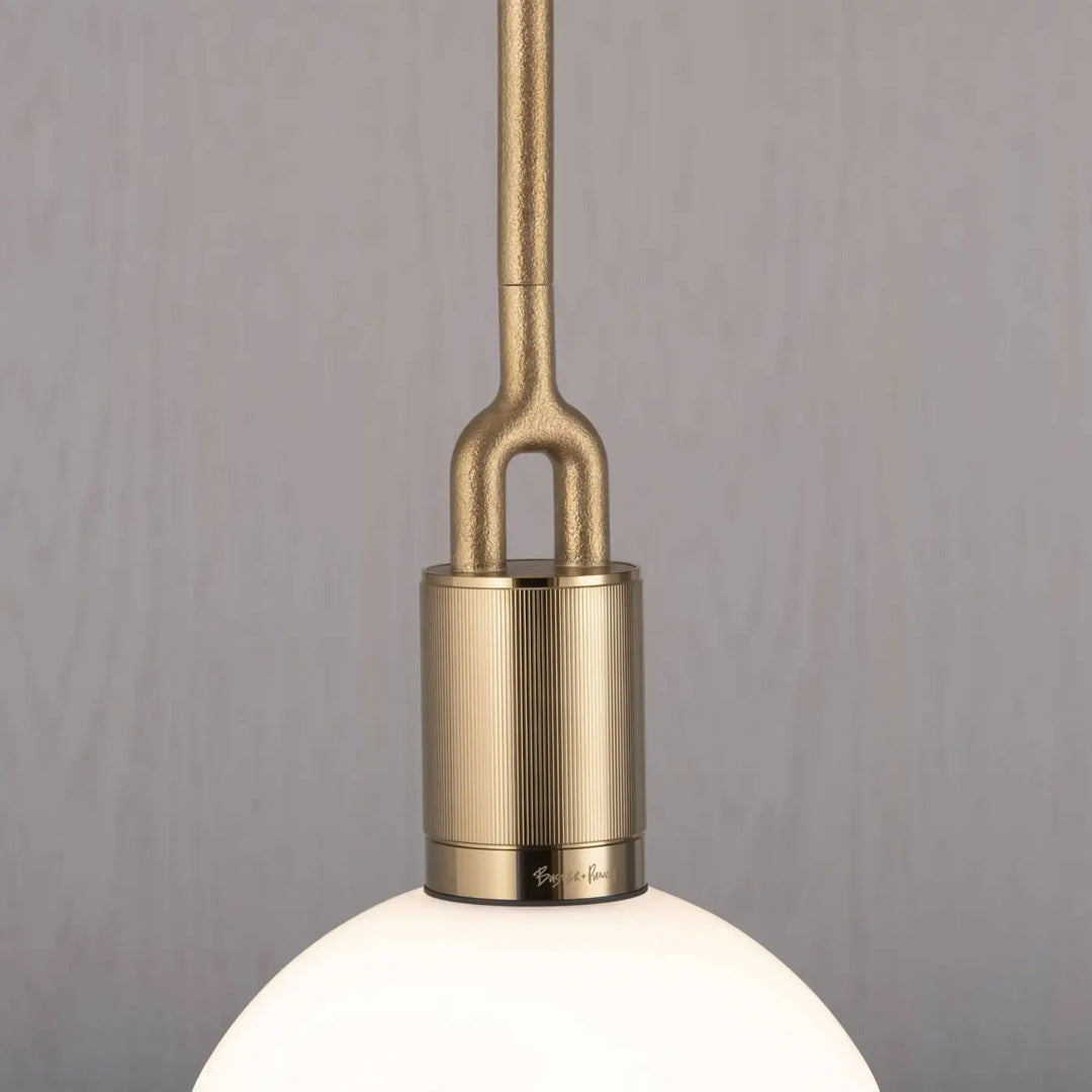 Suspension Forked Medium en finition laiton avec globe en verre opale #couleur_dor