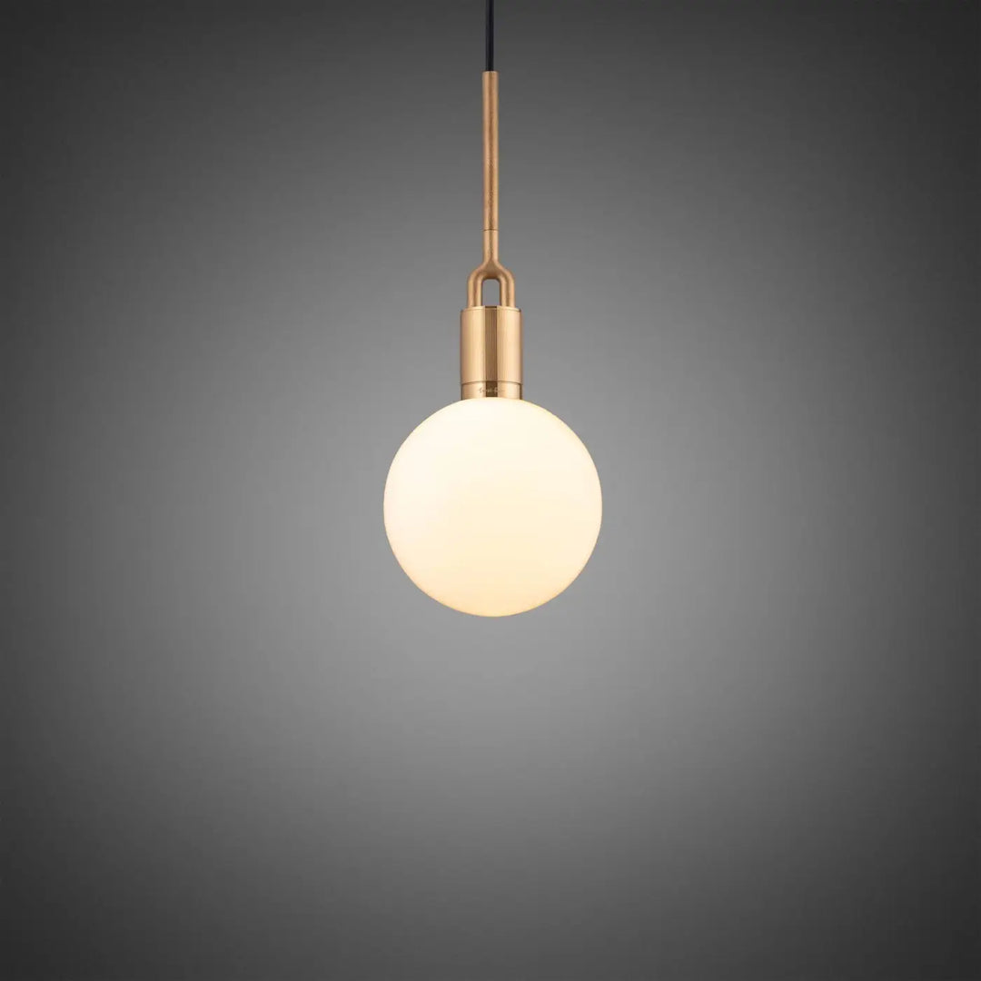 Suspension Forked Medium à globe opale, finition laiton #couleur_dor