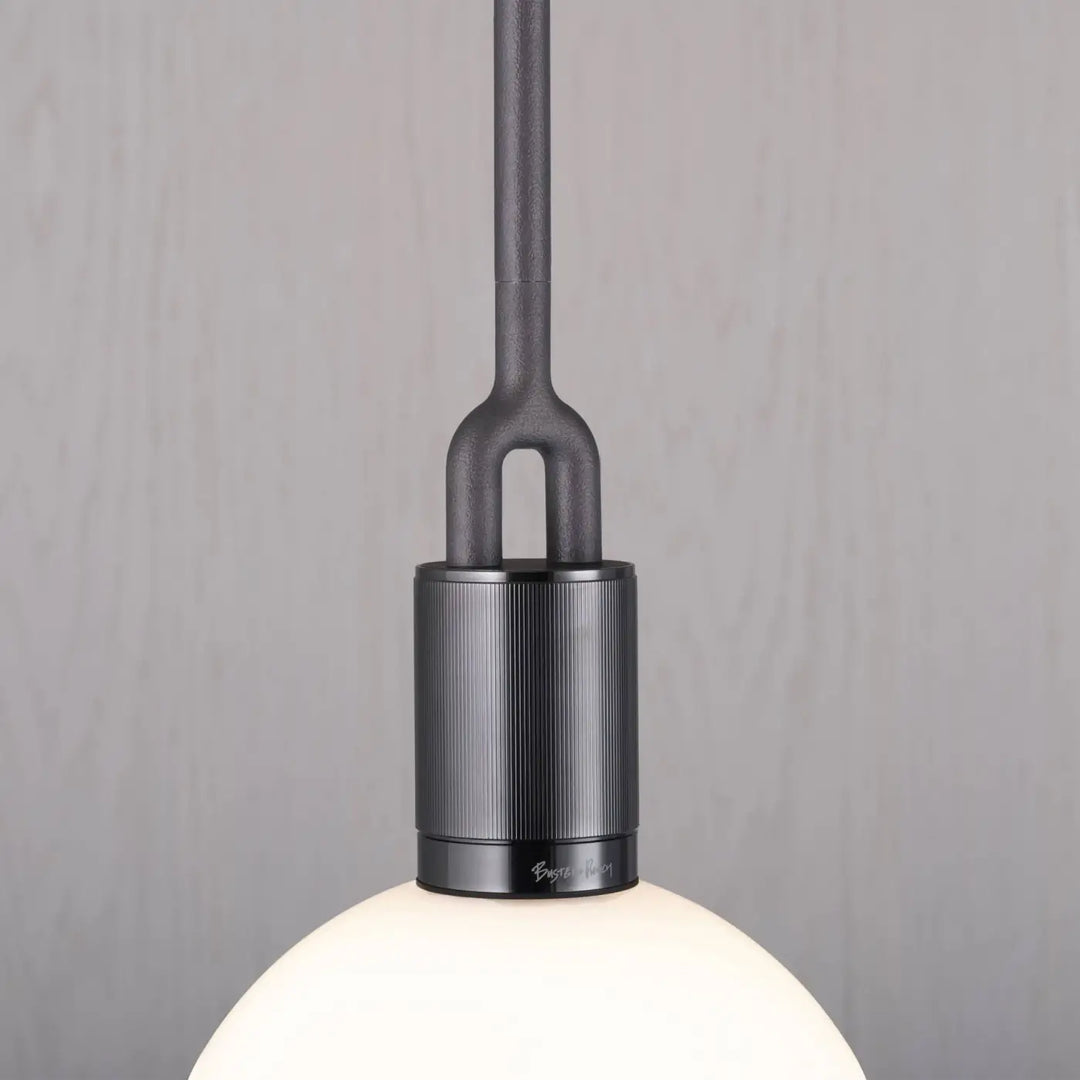 Suspension Forked Medium en finition grise avec globe en verre opale #couleur_gris