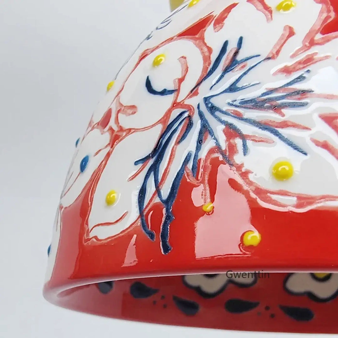 Suspension luminaire elancia en céramique rouge avec motifs floraux blancs et bleus style minimaliste élégant