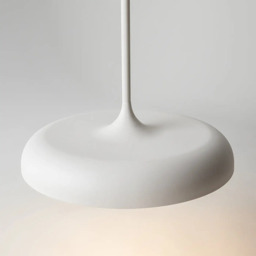 Suspension gerhard coupole arrondie blanche avec led intégrée et tige fine pour éclairage minimaliste intérieur