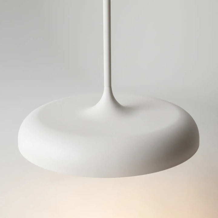 Suspension gerhard coupole arrondie blanche avec led intégrée et tige fine pour éclairage minimaliste intérieur