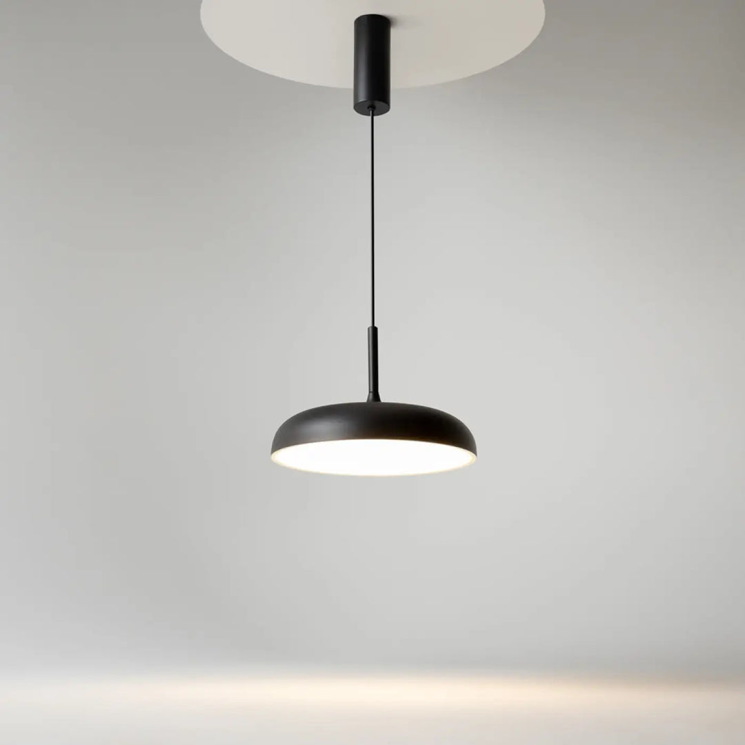Suspension gerhard coupole arrondie noire minimaliste avec led intégrée finition mate et design circulaire élégant
