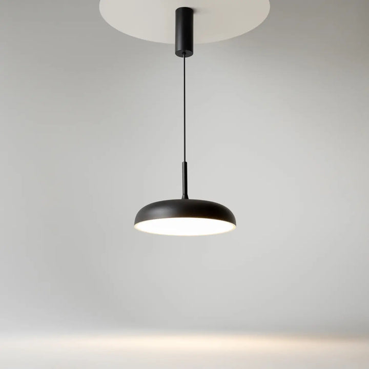 Suspension gerhard coupole arrondie noire minimaliste avec led intégrée finition mate et design circulaire élégant