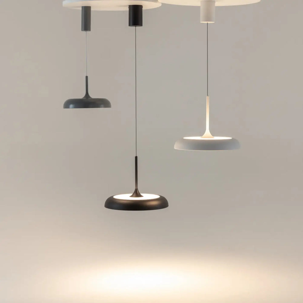 Suspension gerhard coupole arrondie avec led intégrée et abat-jour minimaliste en noir mat et blanc